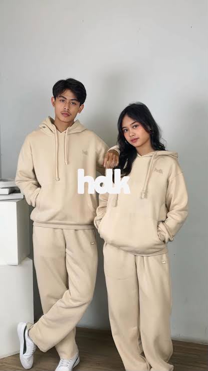 Lookbook fashion brand dengan hoodie dan sweatpants hasil produksi Vertex