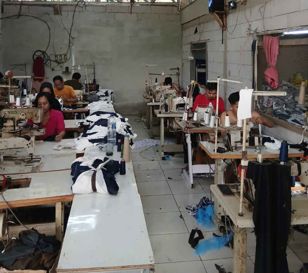 Tim Vertex menjahit garment di barisan mesin industri workshop
